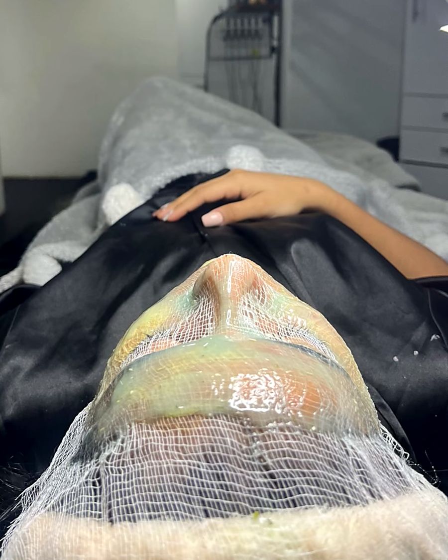 Mascarilla durante una limpieza facial